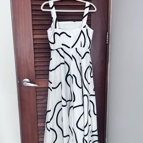 Elegant Black and White Maxi Dress - Picture 2 of 2